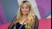 Penyanyi Pinkan Mambo Tersenyum Saat Diwawancara Di Kawasan Jakarta Selatan