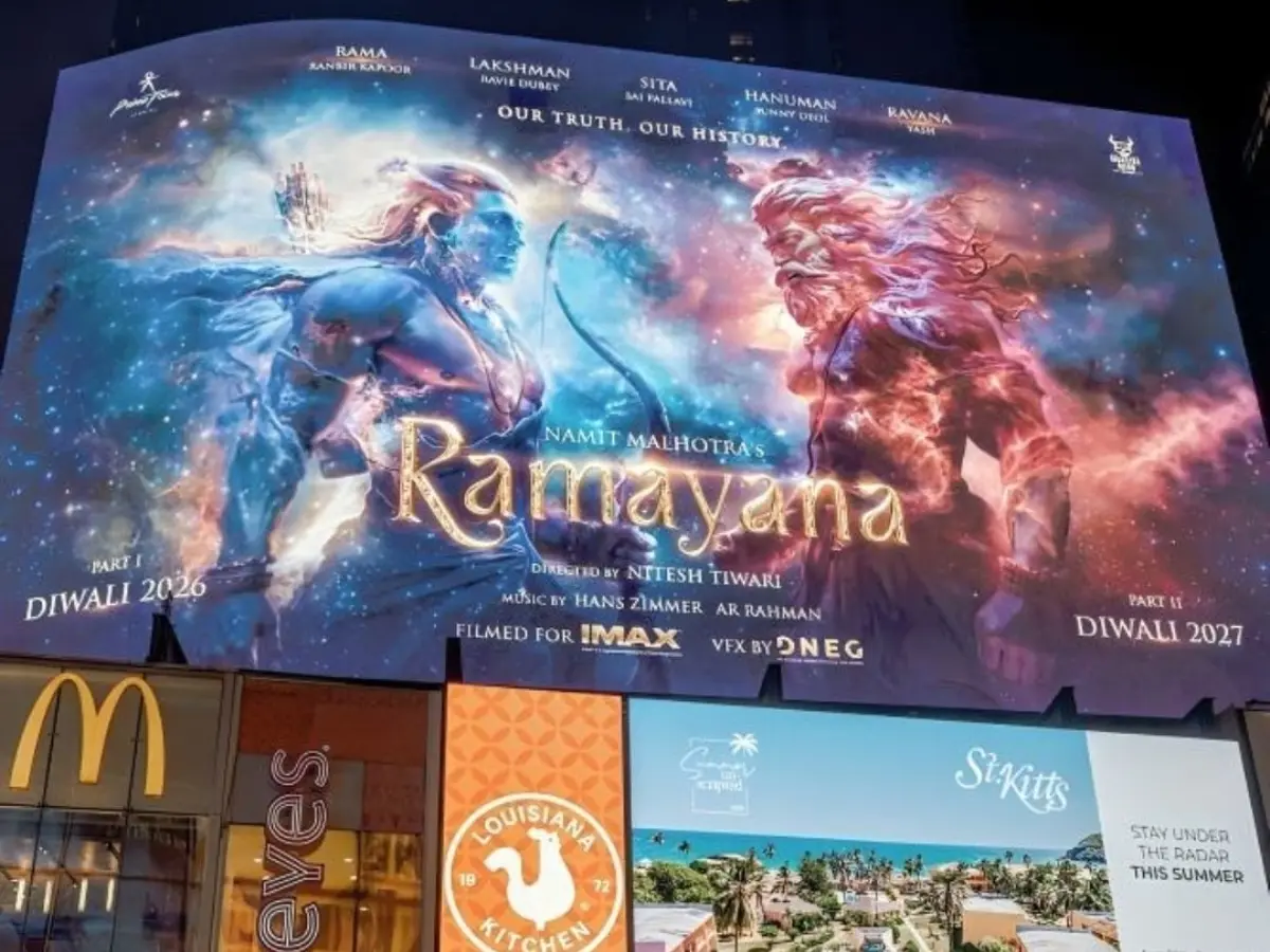 Poster Digital Ramayana Part I Menampilkan Ranbir Kapoor Dan Yash Di Layar Led Times Square New York