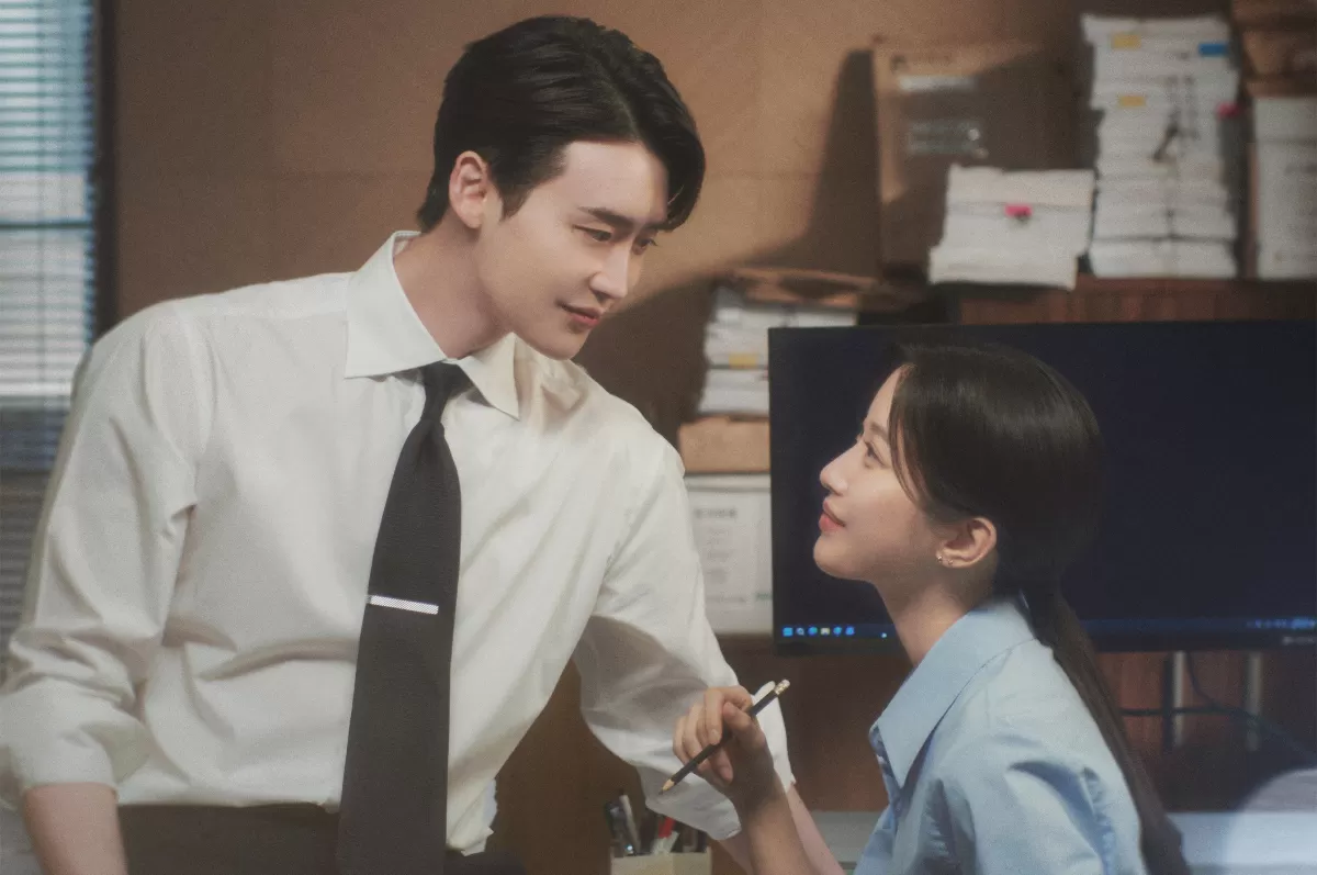 Poster Drama Korea Law And The City Menampilkan Lee Jong Suk Sebagai Pengacara