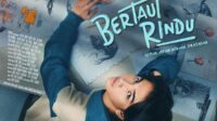 Poster Film Bertaut Rindu Menampilkan Magnus Dan Jovanka Duduk Saling Berhadapan Dengan Latar Karya Seni Mereka