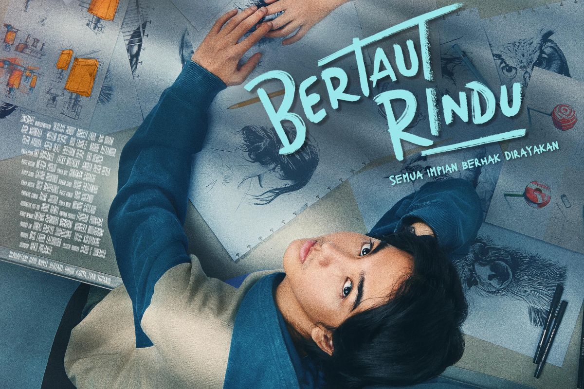 Poster Film Bertaut Rindu Menampilkan Magnus Dan Jovanka Duduk Saling Berhadapan Dengan Latar Karya Seni Mereka