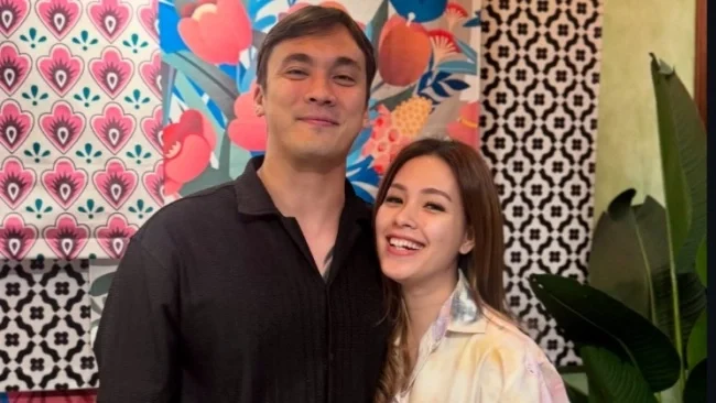 Rendy Kjaernett Bersama Bella Lopulisa Dalam Momen Dekat Di Gereja
