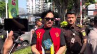 Reza Gladys Menyambut Mail Yang Tiba Di Lokasi Dengan Senyum Semringah