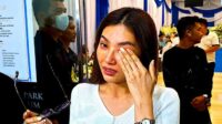 Sarwendah Menangis Saat Mengenang Pesan Terakhir Dari Sang Ayah Di Rumah Duka