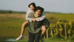 Sheila Dara Dan Dion Wiyoko Dalam Adegan Film Sore Istri Dari Masa Depan