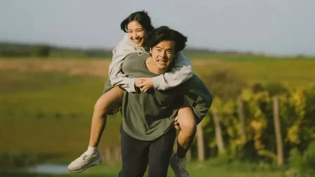 Sheila Dara Dan Dion Wiyoko Dalam Adegan Film Sore Istri Dari Masa Depan