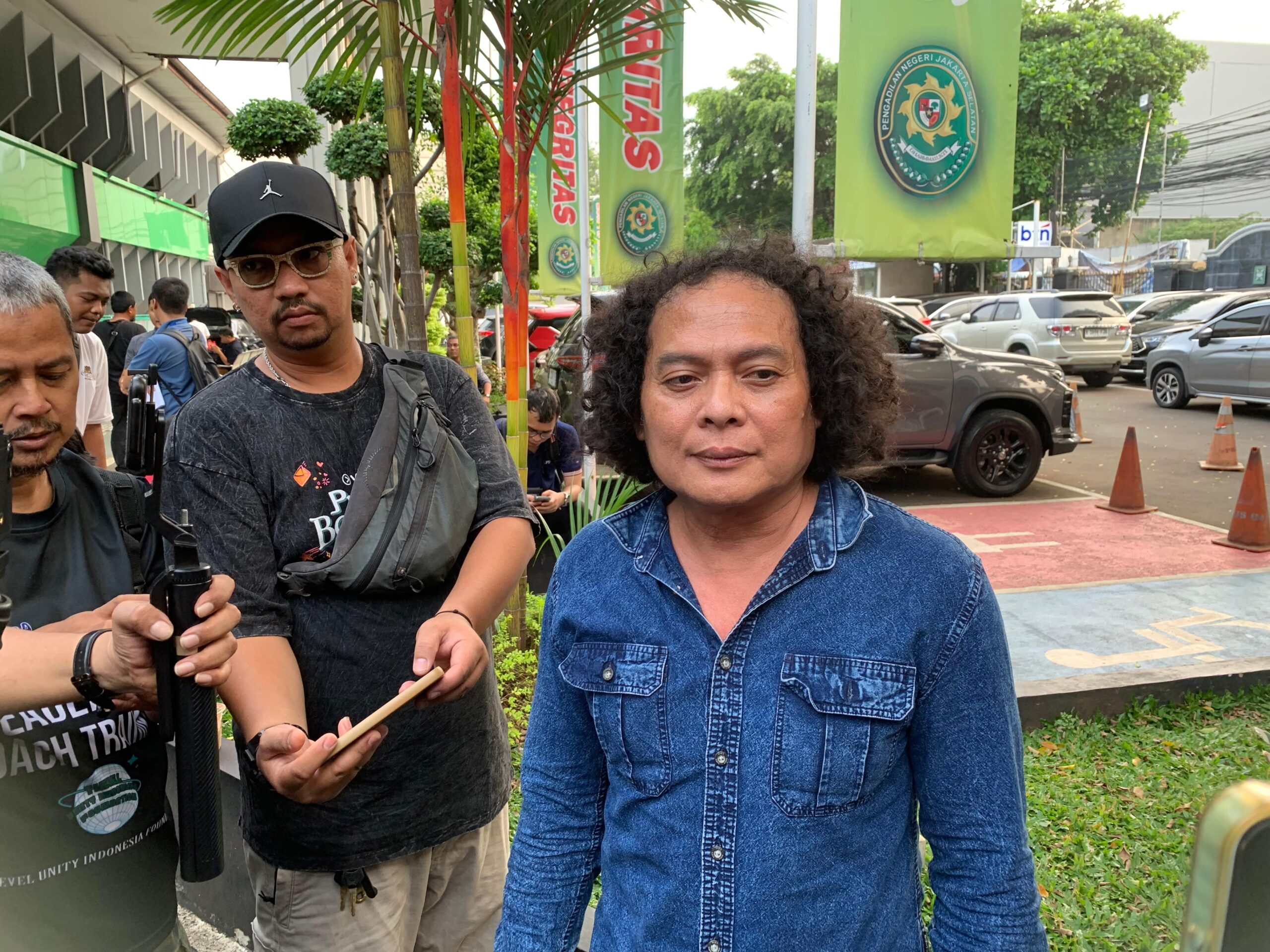 Sidang Tuntutan Fariz RM Ditunda: Jaksa Tunggu Arahan, Deolipa Yumara Yakin Rehabilitasi Lebih Tepat