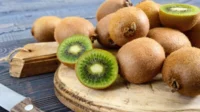 Ilustrasi Buah Kiwi Segar Potong Di Atas Talenan