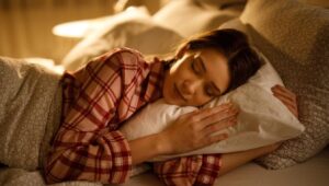 Wanita Tidur Nyenyak Di Kamar Dengan Suasana Tenang Dan Lampu Redup
