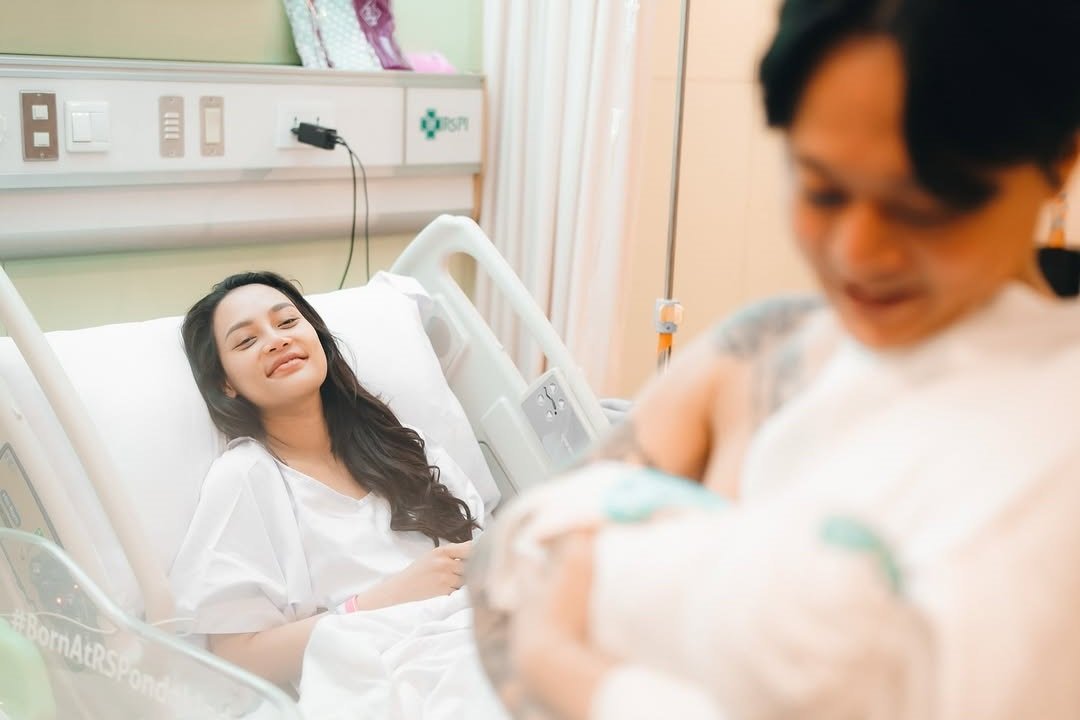 Dj Bravy Menggendong Baby Andrew Untuk Pertama Kalinya