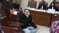 Ekspresi emosional Nikita Mirzani di ruang sidang Pengadilan Negeri Jakarta Selatan Ekspresi Emosional Nikita Mirzani Di Ruang Sidang Pengadilan Negeri Jakarta Selatan