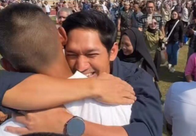 Ibnu Jamil Memeluk Dhofin Di Lapangan Akademi Militer