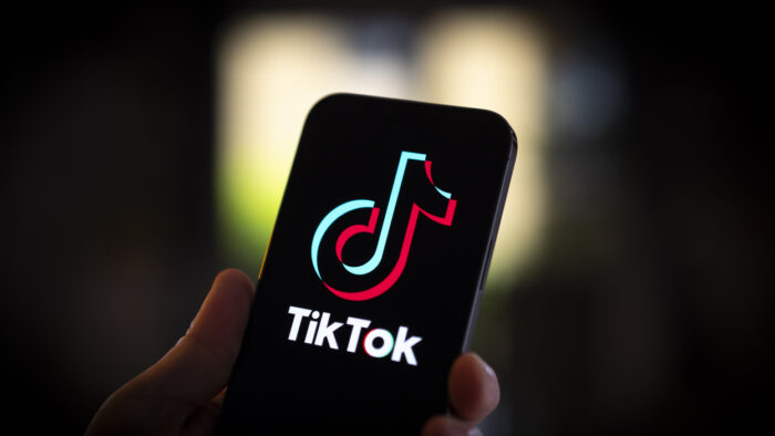 Ilustrasi Aplikasi Tiktok Dan Konten Viral Di Indonesia