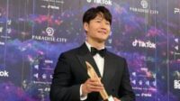Kim Jong-kook umumkan pernikahan lewat surat tulisan tangan Kim Jong Kook Umumkan Pernikahan Lewat Surat Tulisan Tangan