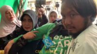Momen haru keluarga di prosesi pemakaman Mpok Alpa Momen Haru Keluarga Di Prosesi Pemakaman Mpok Alpa