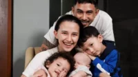 Momen keluarga kecil Dahlia Poland dan Fandy Christian Momen Keluarga Kecil Dahlia Poland Dan Fandy Christian