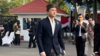 Nicholas Saputra mengenakan jas tradisional di upacara HUT RI ke-80 Nicholas Saputra Mengenakan Jas Tradisional Di Upacara Hut Ri Ke 80