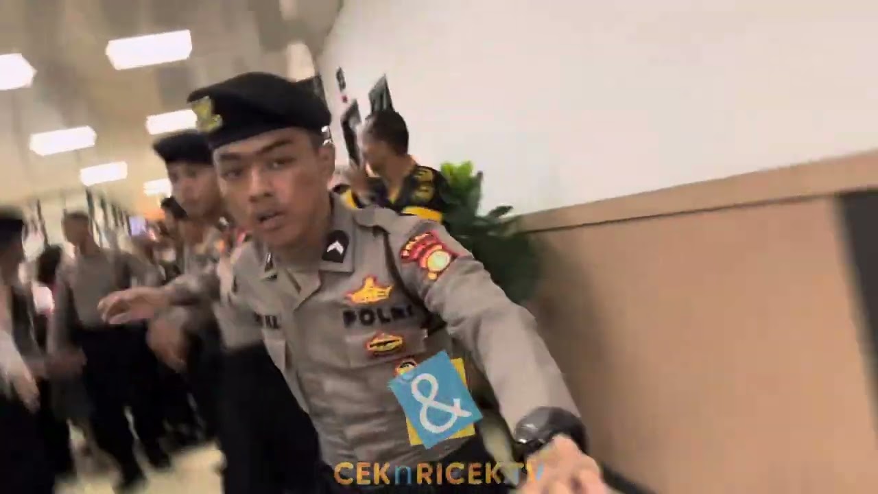 Nikita Mirzani Dikawal Saat Keluar Dari Ruang Sidang