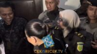 Nikita Mirzani memasuki ruang sidang dijaga polisi Nikita Mirzani Memasuki Ruang Sidang Dijaga Polisi
