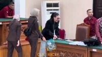 Nikita Mirzani menangis di ruang sidang Pengadilan Negeri Jakarta Selatan Nikita Mirzani Menangis Di Ruang Sidang Pengadilan Negeri Jakarta Selatan