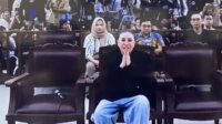 Nikita Mirzani menangis di sidang saat bertemu anaknya dan minta sidang tetap dilanjut. Nikita Mirzani Menangis Di Sidang Saat Bertemu Anaknya Dan Minta Sidang Tetap Dilanjut