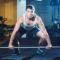 Orang Angkat Beban Di Gym Dengan Fokus Tinggi