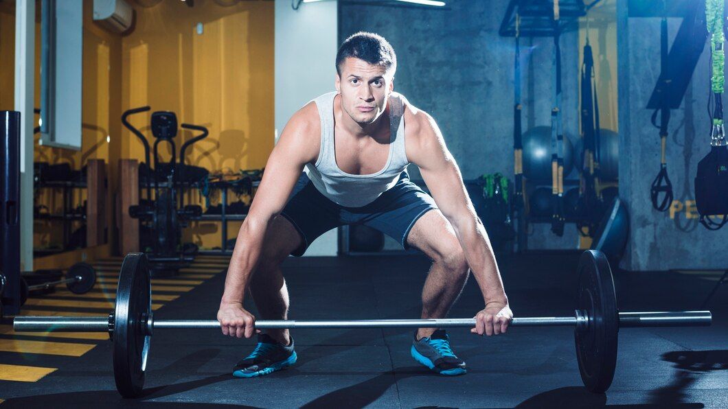 Orang Angkat Beban Di Gym Dengan Fokus Tinggi