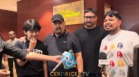 Pemeran film Kang Solah X Nenek Gayung dalam sesi promosi film Pemeran Film Kang Solah X Nenek Gayung Dalam Sesi Promosi Film