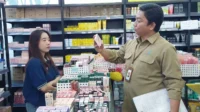 Petugas BPOM memeriksa kosmetik di pasaran Petugas Bpom Memeriksa Kosmetik Di Pasaran