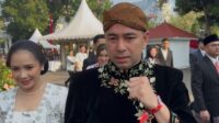 Raffi Ahmad dan Nagita Slavina rayakan HUT ke-80 RI di Istana dengan baju adat Jawa kenang pernikahan mereka. Raffi Ahmad Dan Nagita Slavina Rayakan Hut Ke 80 Ri Di Istana Dengan Baju Adat Jawa Kenang Pernikahan Mereka