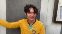 Satria Mulia memberikan penjelasan di depan kamera terkait sidang Nikita Mirjani. Satria Mulia Memberikan Penjelasan Di Depan Kamera Terkait Sidang Nikita Mirjani