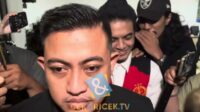Vadel Badjideh memasuki ruang sidang dengan wajah ceria Vadel Badjideh Memasuki Ruang Sidang Dengan Wajah Ceria