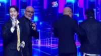 Vidi Aldiano dituntun Deddy Corbuzier usai bernyanyi di panggung HUT RCTI Vidi Aldiano Dituntun Deddy Corbuzier Usai Bernyanyi Di Panggung Hut Rcti