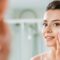 Wanita Mengoleskan Skincare Untuk Bercak Putih Di Wajah