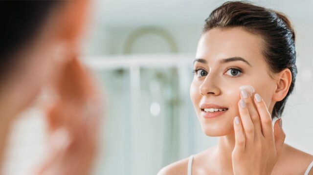 Wanita Mengoleskan Skincare Untuk Bercak Putih Di Wajah