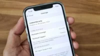 Pengguna Iphone Sedang Mengecek Status Garansi Di Perangkat