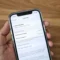 Pengguna Iphone Sedang Mengecek Status Garansi Di Perangkat