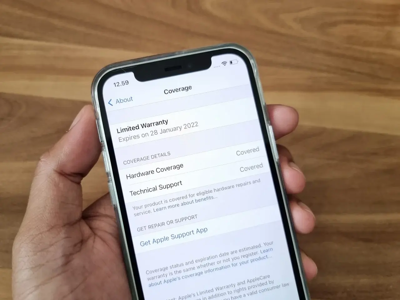 Pengguna Iphone Sedang Mengecek Status Garansi Di Perangkat
