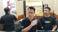 Aktor Eza Gionino meresmikan toko handphone bersama rekannya Aktor Eza Gionino Meresmikan Toko Handphone Bersama Rekannya