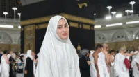 Angbeen Rishi bagikan doa haru di depan Ka'bah Angbeen Rishi Bagikan Doa Haru Di Depan Ka’bah