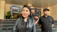 Lita Gading menanggapi sindiran Ahmad Dhani dengan kritik keras Lita Gading Menanggapi Sindiran Ahmad Dhani Dengan Kritik Keras