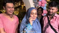 Mak Vera tersenyum saat menghadiri gender reveal Billy dan Vika Mak Vera Tersenyum Saat Menghadiri Gender Reveal Billy Dan Vika