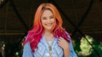 Marshanda pernah kehilangan pekerjaan dan trauma setelah melepas hijab, namun kini ia bangkit kembali dan temukan kebahagiaan bersama putrinya. Marshanda Pernah Kehilangan Pekerjaan Dan Trauma Setelah Melepas Hijab, Namun Kini Ia Bangkit Kembali Dan Temukan Kebahagiaan Bersama Putrinya
