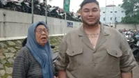 Nenek asal Palembang menagih bantuan Rp200 juta ke Ivan Gunawan Nenek Asal Palembang Menagih Bantuan Rp200 Juta Ke Ivan Gunawan