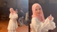 Nissa Sabyan tampil dengan gamis longgar di atas panggung Nissa Sabyan Tampil Dengan Gamis Longgar Di Atas Panggung