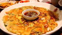 Pajeon makanan Korea dengan daun bawang dan saus cocolan Pajeon Makanan Korea Dengan Daun Bawang Dan Saus Cocolan
