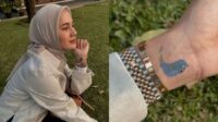 Paula Verhoeven pamer tato dinosaurus kecil di tangan Paula Verhoeven Pamer Tato Dinosaurus Kecil Di Tangan
