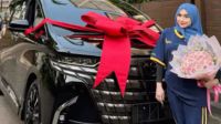 Ria Ricis berpose bersama Toyota Alphard Hybrid mobil barunya Ria Ricis Berpose Bersama Toyota Alphard Hybrid Mobil Barunya