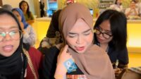 Ria Ricis bersama pemain lain di lokasi syuting WeTV Ria Ricis Bersama Pemain Lain Di Lokasi Syuting Wetv