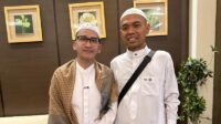 Ruben Onsu menerima peci dari Ustaz Abdul Somad saat umrah Ruben Onsu Menerima Peci Dari Ustaz Abdul Somad Saat Umrah